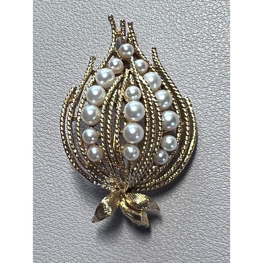 Vintage Lisner Pearl and Gold Brooch/Pin